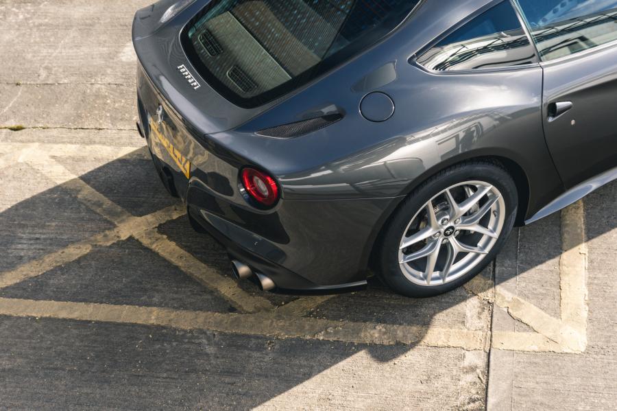 Детали экстерьера Ferrari F12berlinetta 2014 года  (UK) (фото 250 из 276)